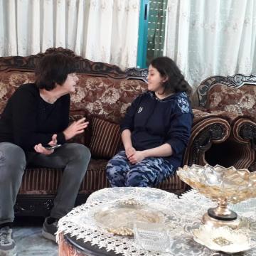 חברון - אילנה המרמן בשיחה עם בתו של אבו ענאן