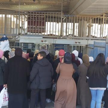 עומדים מול השער למחסום הזיתים, אחרי סגירת המחסום למתפללים בחניה
