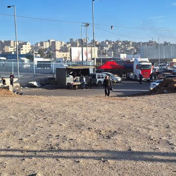 Qalandiya, the parking lot is open without inspection. The food stall is back