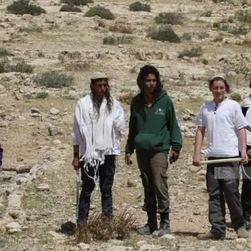 Susiya – settlers from the settlement Susiya on their way to attack