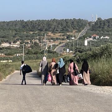 קבוצת נשים חוצה את מחסום טורה בדרך לכפר הסמוך