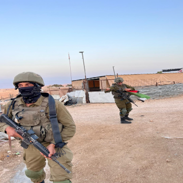 אום אל ח'יר - חיילים מורידים את דגל פלסטין