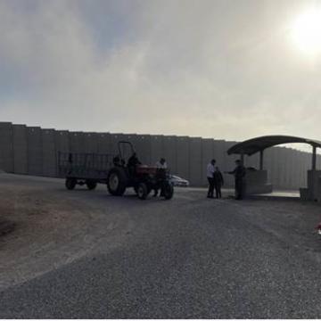 החומה במחסום עאנין מסתירה את הכיבוש ואת היהודים והפלסטינים