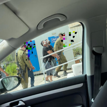 Etzion DCL - three soldiers with three Palestinians, handcuffed and blindfolded