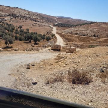 Sha'b al Butum. Blockage of rocks on the way to the village