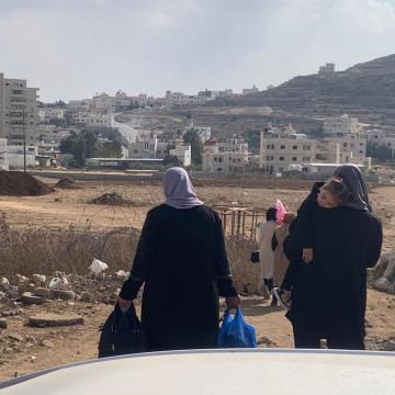 Crossing the Dora-el-Fawwar junction on foot because of dirt blocks