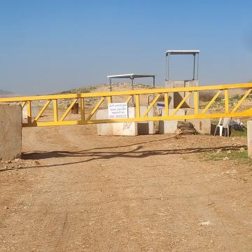 The gate that blocks the way for the Palestinians to bring water in front of the Roi settlement