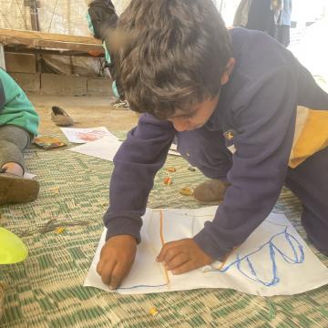 Farsia, children are drawing