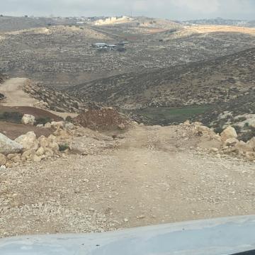 South Mount Hebron: Blockages of dirt roads deep in the area