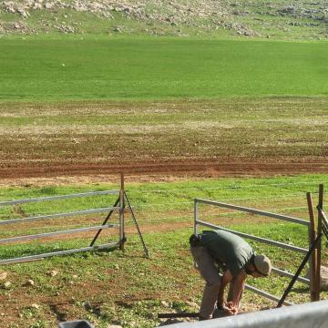 The Jordan Valley: A settler builds a fence that transfers to him the area south of the Makura settlement.