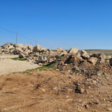 Susiya: The road to the village is blocked by rocks