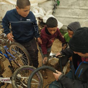 פארסייה: דני מתקן את אופני הילדים מהיישוב
