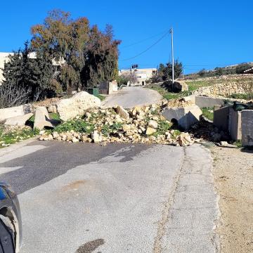 Tuqu' - a pile of stones, one of the barriers to the exit from town