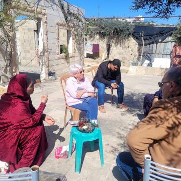 אל חאדר: בית דאדואה - פגישה בצל הריסה צפויה , בצילום חנה בר"ג עם המשפחה  