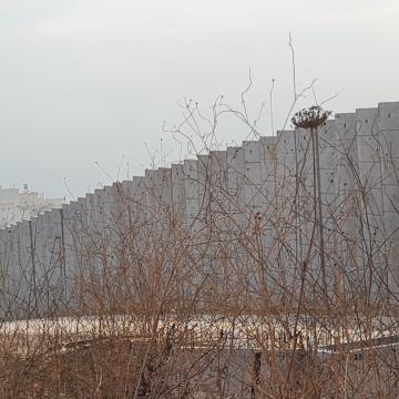 החומה הענקית במחסום טייבה רומנה. המחסום סגור. אבל עוברים