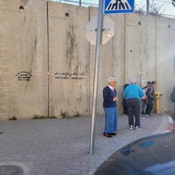 שיח' סאעד: מספרי מוניות מודפסים על החומה