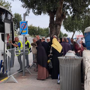Ramadan at the Bethlehem checkpoint. Few people, there is no rush on the shuttles