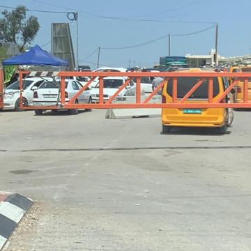 Dura-Al-Fawwar: Taxis dropping off and picking up people by the closed gate