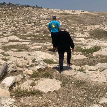 rahwe - Omar Jabarin shows Smadar the limited area that the settlers allocated for grazing. Tene Omarim, the settlement is visible in the photo