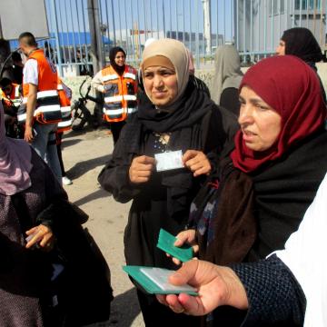 Qalandiya: Four women from Nablus are refused crossing the checkpoint to pray