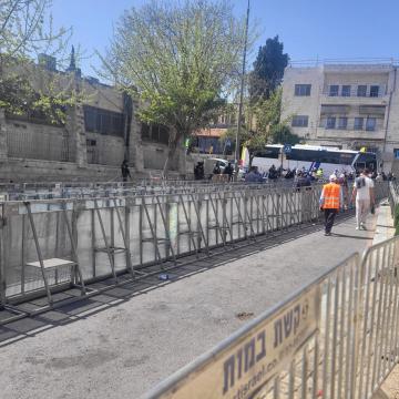 Jerusalem: Fences along the street lead those leaving after the prayer to the buses